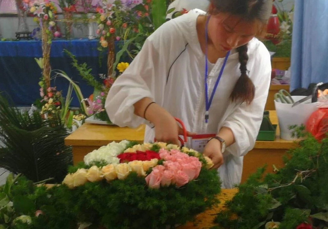 插花技能大赛在我校进行(图1)