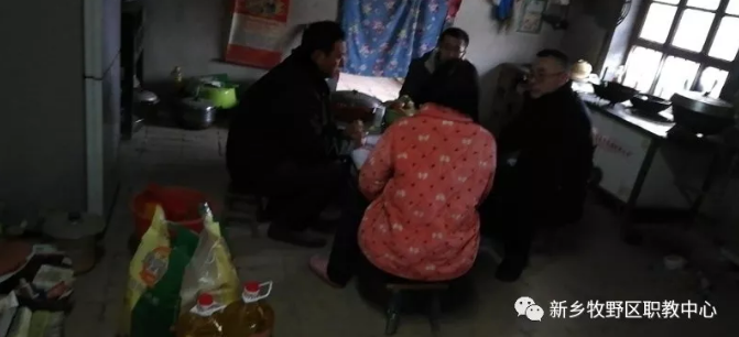 “扶贫下乡“送温暖(图2)